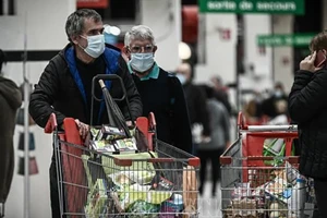 Người dân mua hàng trong siêu thị tại Bordeaux, Pháp. Ảnh tư liệu: AFP/TTXVN