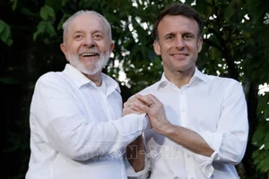 Tổng thống Pháp Emmanuel Macron (phải) và Tổng thống Brazil Luiz Inacio Lula da Silva tại cuộc gặp ở Belem ngày 26/3/2024. (Ảnh: AFP/TTXVN)