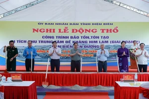 Thủ tướng Phạm Minh Chính dự khởi công công trình tôn tạo Di tích Khu Trung tâm đề kháng Him Lam, lễ gắn biển đường Phạm Văn Đồng. (Ảnh: TTXVN)