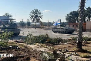 Xe tăng quân đội Israel tiến vào Gaza qua cửa khẩu Rafah. (Ảnh: THX/TTXVN)