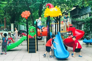 Trẻ em vui chơi tại sân chơi ở khu B, tập thể Trung Tự (quận Đống Đa). (Ảnh: Báo Hà Nội mới)