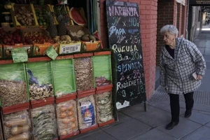 Người dân mua sắm hàng hóa tại cửa hàng ở Buenos Aires, Argentina. (Ảnh: AFP/TTXVN)