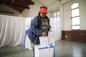 Cử tri bỏ phiếu trong cuộc tổng tuyển cử ở Umlazi, Nam Phi ngày 29/5/2024. (Ảnh: AFP/TTXVN)