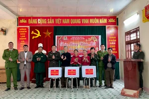 Thanh tra Công an tỉnh Sơn La đã tổ chức tặng quà cho người nghèo, người có hoàn cảnh khó khăn tại địa bàn xã Tân Xuân, huyện Vân Hồ. (Ảnh: Trang thông tin điện tử Công an tỉnh Sơn La)