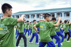 Học sinh tham gia tại trại hè Học kỳ quân đội. (Ảnh Học viện Thanh thiếu niên Việt Nam)