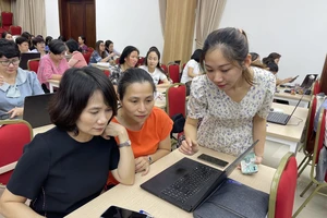 Giáo viên trường tiểu học Trần Quốc Toản (Hoàn Kiếm, Hà Nội) tập huấn vận hành, sử dụng phần mềm Học bạ số cấp Tiểu học. (Ảnh: Nguyệt Anh)