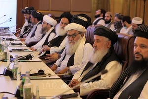 Các thành viên phái đoàn Taliban dự cuộc đàm phán hòa bình với phái đoàn Chính phủ Afghanistan tại Doha, Qatar. (Ảnh: TTXVN)