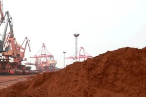Đất hiếm chuẩn bị được đưa đi xuất khẩu tại Liên Vân Cảng ở tỉnh Giang Tô, Trung Quốc. (Ảnh: AFP/TTXVN)