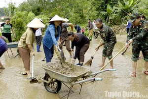 Cán bộ, chiến sĩ, nhân dân huyện Lâm Bình khắc phục hậu quả mưa lũ.​ (Ảnh: Báo Tuyên Quang)