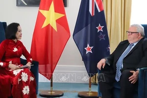 Phó Chủ tịch Quốc hội Nguyễn Thị Thanh trao đổi cùng ông Gerry Brownlee, Chủ tịch Quốc hội New Zealand. (Ảnh: TTXVN)