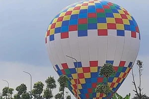  Khinh khí cầu chở 9 người đáp xuống ruộng lúa ở Ba Vì.
