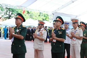 Các cựu chiến binh viếng Tổng Bí thư Nguyễn Phú Trọng tại quê nhà, xã Đông Hội, huyện Đông Anh, Hà Nội.