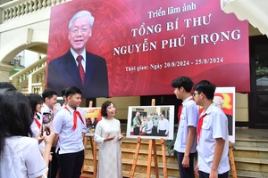  Cô và trò lớp 9A9 Trường trung học cơ sở Ngô Sĩ Liên (quận Hoàn Kiếm, Hà Nội) tổ chức một tiết học ngoại khóa tại Triển lãm ảnh “Tổng Bí thư Nguyễn Phú Trọng” để tìm hiểu về cuộc đời, sự nghiệp của người lãnh đạo có tâm, có tầm của Đảng.