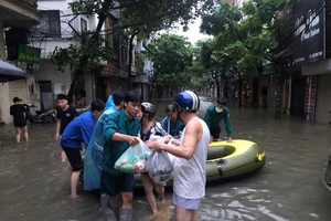 Các lực lượng chức năng phường Phúc Xá (quận Ba Đình, Hà Nội) giúp người dân di chuyển đến nơi an toàn.