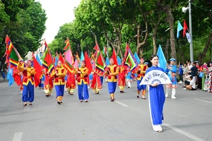 Người dân Hà Nội tham gia các khối diễu hành bên hồ Hoàn Kiếm.