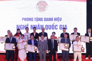 Tặng bằng khen, giấy chứng nhận cho các doanh nghiệp, doanh nhân và nghệ nhân đã có đóng góp to lớn trong quá trình phát triển của Hội mỹ nghệ kim hoàn đá quý Việt Nam, Hội Nghệ nhân và Thương hiệu Việt Nam.