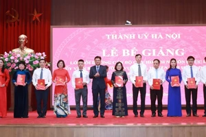 Đồng chí Vũ Đức Bảo, Trưởng Ban Tổ chức Thành ủy Hà Nội trao chứng nhận tốt nghiệp lớp bồi dưỡng cán bộ quy hoạch nguồn chức danh Ủy viên Ban Thường vụ quận, huyện, thị ủy và Đảng ủy trực thuộc Thành ủy Hà Nội. Ảnh: Phạm Hùng.