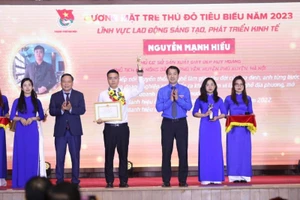 Anh Nguyễn Mạnh Hiếu được Thành đoàn Hà Nội trao tặng danh hiệu “Gương mặt trẻ Thủ đô tiêu biểu”.