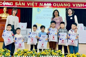 Các cô giáo trao thưởng cho các bé trong cuộc thi "Bé với sách, truyện".