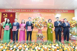 Các đồng chí lãnh đạo quận Thanh Xuân tặng hoa, chúc mừng Ban Chấp hành Đảng bộ, Ban Thường vụ Đảng ủy phường Thanh Xuân Bắc.