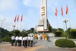 Đoàn cán bộ Báo Nhân Dân dâng hương tưởng niệm các liệt sĩ tại Nghĩa trang liệt sĩ huyện Triệu Phong, tỉnh Quảng Trị.