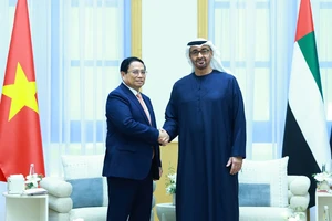 Thủ tướng Chính phủ Phạm Minh Chính và Tổng thống UAE Sheikh Mohammed bin Zayed Al Nahyan. (Ảnh: Dương Giang/TTXVN)