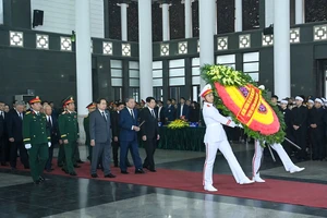 Đoàn Ban Chấp hành Trung ương Đảng do đồng chí Tô Lâm, Tổng Bí thư Ban Chấp hành Trung ương Đảng làm Trưởng đoàn vào viếng đồng chí Đại tướng Nguyễn Quyết.