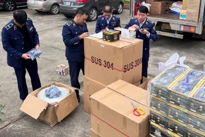 Lực lượng quản lý thị trường tỉnh Thái Bình kiểm tra hàng hóa vi phạm trên xe tải.