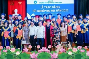 Thầy và trò Trường Đại học Y Dược Thái Bình hân hoan trong ngày vui tốt nghiệp.