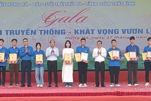 Trao học bổng 5 triệu đồng cho các em học sinh đạt thành tích cao trong học tập năm học 2022-2023.