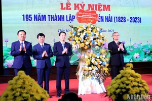 Nguyên Thường trực Ban Bí thư Trung ương Đảng Trần Quốc Vượng tặng hoa chúc mừng Đảng bộ, chính quyền và nhân dân huyện Tiền Hải. (Ảnh Mai Tú)