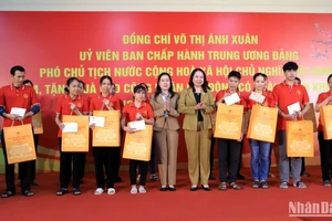 Phó Chủ tịch nước cùng lãnh đạo tỉnh Thái Bình trao quà cho người lao động gặp hoàn cảnh khó khăn tại Công ty cổ phần quốc tế Bảo Hưng.