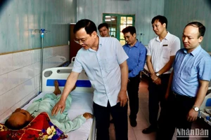 Lãnh đạo Sở Y tế tỉnh Thái Bình thăm hỏi bệnh nhân được phẫu thuật thành công đêm 9/4/2024.