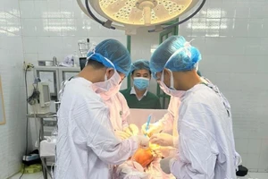 Kíp phẫu thuật Bệnh viện đa khoa Nam Tiền Hải lần đầu thay khớp háng thành công cho bệnh nhân cao tuổi.