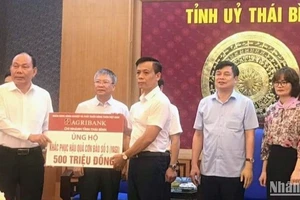 Ngân hàng Agribank chi nhánh tỉnh Thái Bình ủng hộ 500 triệu đồng.