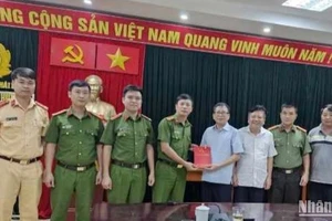 Lực lượng phá chuyên án 0924T về trộm cắp đồ thờ cúng, Công an huyện Hưng Hà (tỉnh Thái Bình) được Bí thư Huyện ủy Hưng Hà thưởng nóng.