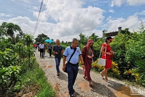 Khách du lịch trong và ngoài nước rất thích thú khi đến thăm làng vườn Bách Thuận (huyện Vũ Thư, tỉnh Thái Bình).