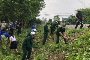 Các cựu chiến binh, đoàn viên thanh niên và học sinh tham gia tổng vệ sinh, nhặt rác trên đường tàu.