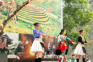 Nhân dân các dân tộc huyện Nậm Pồ vui hát múa chào xuân.