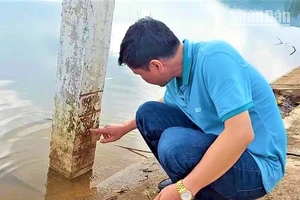 Công nhân công ty thủy nông kiểm tra mực nước tại hồ Pá Khoang.