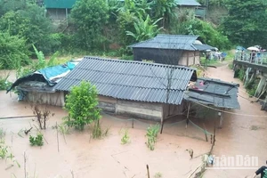 Một trong số các ngôi nhà của người dân xã Leng Su Sìn, huyện Mường Nhé bị ngập do mưa lớn.