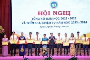 Đồng chí Vừ A Bằng, Phó Chủ tịch Ủy ban nhân dân tỉnh Điện Biên trao Bằng khen Ủy ban nhân dân tỉnh cho các cá nhân có thành tích xuất sắc trong năm học 2022-2023.