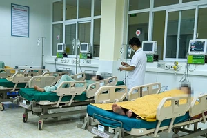 Các bệnh nhân nghi bị ngộ độc đang được theo dõi, điều trị tại Bệnh viện đa khoa tỉnh Điện Biên.