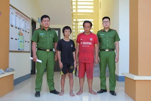 Hai đối tượng Hòa và Hùng tại trụ sở Công an xã Thanh Luông.
