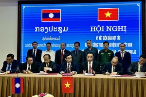 Đại diện Sở Công thương Điện Biên và Sở Công thương 6 tỉnh bắc Lào ký kết biên bản ghi nhớ tăng cường hợp tác thương mại biên giới.