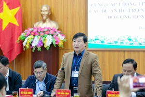 Chủ tịch Ủy ban nhân dân huyện Điện Biên thông tin quá trình thực hiện các dự án cấp bò sinh sản đến các cơ quan báo chí.