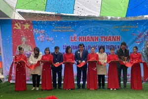 Đại diện lãnh đạo Ủy ban nhân dân thành phố Điện Biên Phủ cùng lãnh đạo Công ty trách nhiệm hữu hạn Lions Club Việt Nam cắt băng khánh thành, đưa điểm trường Nà Pen vào sử dụng.