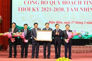 Đồng chí Trần Hồng Hà, Phó Thủ tướng Chính phủ trao quyết định công bố quy hoạch tỉnh Điện Biên cho các đồng chí lãnh đạo Tỉnh ủy, Hội đồng nhân dân, Ủy ban nhân dân tỉnh Điện Biên.