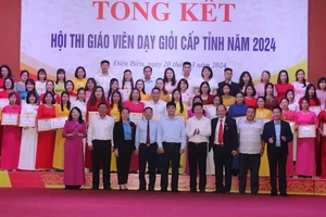 Lãnh đạo Sở Giáo dục và Đào tạo Điện Biên cùng đại diện lãnh đạo các sở, ngành tặng hoa, chúc mừng các thầy, cô giáo được công nhận giáo viên dạy giỏi cấp tỉnh, năm học 2023-2024.