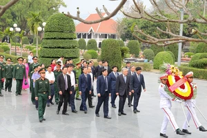Đồng chí Nguyễn Hòa Bình cùng các đồng chí lãnh đạo tỉnh Điện Biên viếng các anh hùng liệt sĩ tại nghĩa trang liệt sĩ A1.